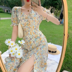 Đầm xẻ tà tay ngắn cổ chữ V kèm họa tiết hoa thời trang