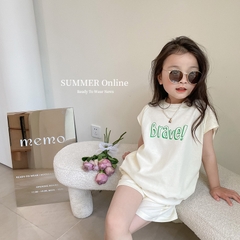 Bộ đồ thể thao hai mảnh áo tay ngắn in chữ tương phản và quần đùi thời trang giản dị