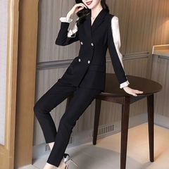Bộ đồ vest hai mảnh thời trang sang trọng, phong cách phương Tây