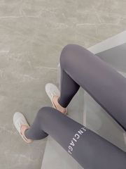 Quần legging nữ dài chín tấc ôm dáng co giãn, in chữ trên đùi thời trang