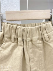 Quần kaki phối túi thêu chữ đơn giản cho bé trai