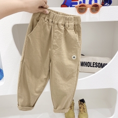 Quần kaki phối túi thêu chữ đơn giản cho bé trai