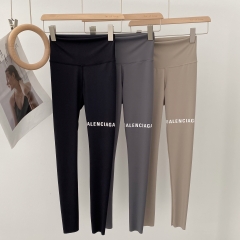 Quần legging nữ dài chín tấc ôm dáng co giãn, in chữ trên đùi thời trang