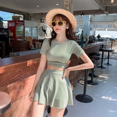 Bộ đồ bơi hai mảnh kẻ sọc kiểu dáng xinh xắn dành cho nữ