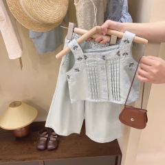 Bộ đồ hai mảnh gồm áo hai dây và quần ống rộng thời trang dành cho bé gái