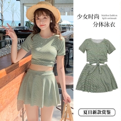 Bộ đồ bơi hai mảnh kẻ sọc kiểu dáng xinh xắn dành cho nữ
