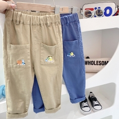 Quần kaki phối túi thêu hình hợp thời trang cho bé trai
