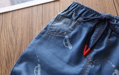 Quần short jean bé trai in hình ô tô lưng chun dây rút