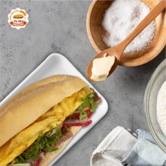 Bánh mì pate truyền thống kèm trứng