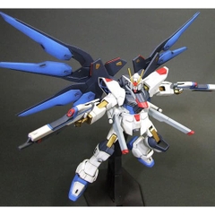 Mô hình lắp ráp HG Strike Freedom kèm đế trưng bày 034
