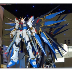 Mô hình lắp ráp PG Strike Freedom Gundam Bandai 4543112655066 4573102630568