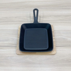 Chảo gang vuông có tay cầm đế gỗ DBFP157