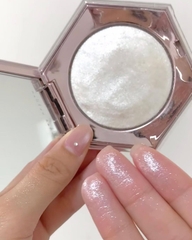 Phấn Bắt Sáng Fenty Beauty Diamond Bomb All-Over Diamond Veil - 01 How Many Carats - 8g Fullbox Hàng US (Bị vỡ)