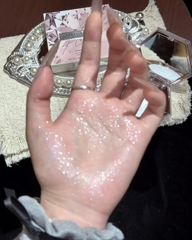 Phấn Bắt Sáng Fenty Beauty Diamond Bomb All-Over Diamond Veil - 01 How Many Carats - 8g Fullbox Hàng US (Bị vỡ)