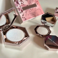 Phấn Bắt Sáng Fenty Beauty Diamond Bomb All-Over Diamond Veil - 01 How Many Carats - 8g Fullbox Hàng US (Bị vỡ)