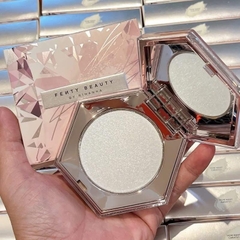 Phấn Bắt Sáng Fenty Beauty Diamond Bomb All-Over Diamond Veil - 01 How Many Carats - 8g Fullbox Hàng US (Bị vỡ)