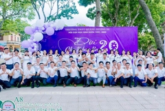 Áo kỷ niệm ra trường màu trắng cổ bẻ