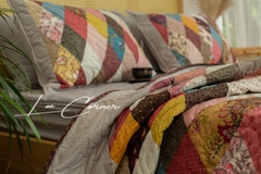 Bộ chăn ghép vải phức tạp hình tam giác, chần máy màu nâu đỏ size 2x2,2m