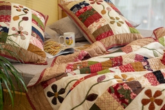 Chăn ghép vải khâu áp hoa họa tiết thổ cẩm màu nâu đỏ, chần tay size 2x2,2m