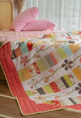 Chăn ghép vải khâu áp hoa màu hồng cam, chần tay size 2x2,2m