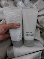 Sữa Rửa Mặt Innisfree Tro Núi Lửa Jeju Volcanic Bha Pore Cleansing Foam Sạch Sâu Se Khít Lỗ Chân Lông 150g