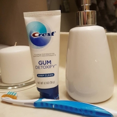 Kem Đánh Răng Trắng Sạch Crest Gum Detoxify Deep Clean 116g