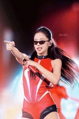 Kính Râm Miu Miu SMUA06 Dáng Mắt Mèo: Vì Sao Jennie BLACKPINK Và Hội Sành Điệu Đang Phát Sốt?