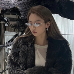 Kính Mát Gentle Monster Jewerly Orora YVG Màu Xám