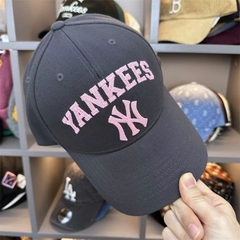 Mũ lưỡi trai Unisex Varsity Series Boston Red Sox chữ hồng