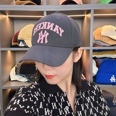 Mũ lưỡi trai Unisex Varsity Series Boston Red Sox chữ hồng