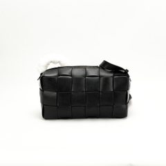 Túi Xách BTG Veneta Intrecciato Pouch Da Bê Size 28 cm Màu Đen