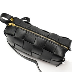 Túi Xách BTG Veneta Intrecciato Pouch Da Bê Size 28 cm Màu Đen
