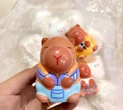 Đồ chơii b.óp đàn hồi hình Capyybara mặc quần áo 7cm