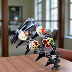 Bờm tóc sóng kẻ Hello Kitty