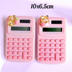 Máy tính cầm tay màu macaron gắn charm gấu bơ 10x6cm