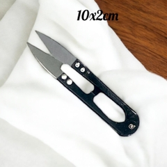 Kéo kim loại cắt chỉ thừa