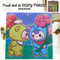 Tranh đính đ.á..BABY THREE khung gỗ, size 20x20cm kèm màu