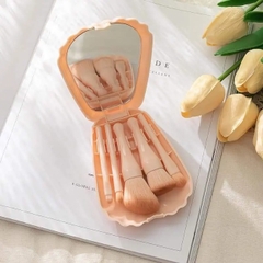 Bộ Cọ 5 Cây Hộp Đựng Hình Vỏ Sò Kèm Gương Xinh Xắn