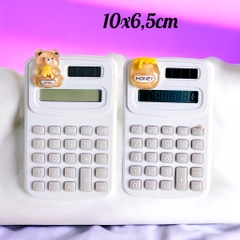 Máy tính cầm tay màu macaron gắn charm gấu bơ 10x6cm
