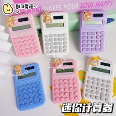 Máy tính cầm tay màu macaron gắn charm gấu bơ 10x6cm