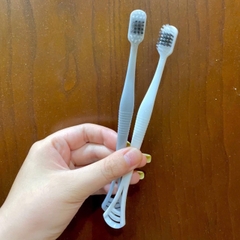 B7.1 Hộp 8 bàn chải đánh răng 2 đầu