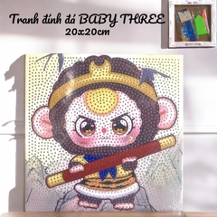 Tranh đính đ.á..BABY THREE khung gỗ, size 20x20cm kèm màu