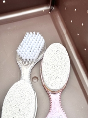 Đá bọt kèm bàn chải chà chân CARE Series