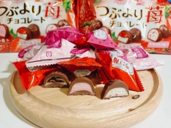 Kẹo chocolate Meito nhân dâu 148g - Hàng Nhật nội địa