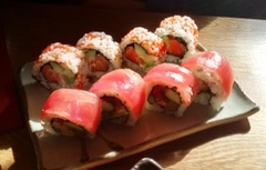 maguro ura roll