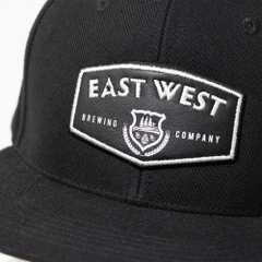 Dự án Nón snapback đồng phục patch da kết hợp thêu & in East West Brewing theo yêu cầu
