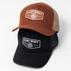 Dự án Nón trucker đồng phục patch da kết hợp thêu & in East West Brewing theo yêu cầu