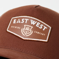 Dự án Nón trucker đồng phục patch da kết hợp thêu & in East West Brewing theo yêu cầu