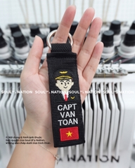 Móc khoá thêu hình ôm viền Cơ trưởng mẫu khoá tròn theo yêu cầu