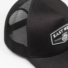 Dự án Nón trucker đồng phục patch da kết hợp thêu & in East West Brewing theo yêu cầu